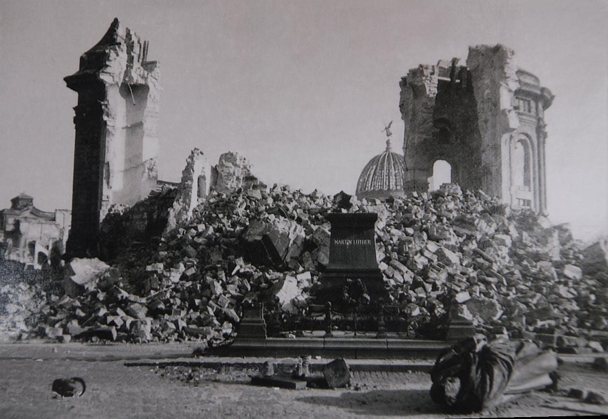 Frauenkirche kaputt.JPG - Am 15.02.1945 war von der Frauenkirche nur noch eine Ruine brig...